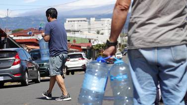 Agua contaminada: Papás, por favor manden a sus hijos con una botellita de agua