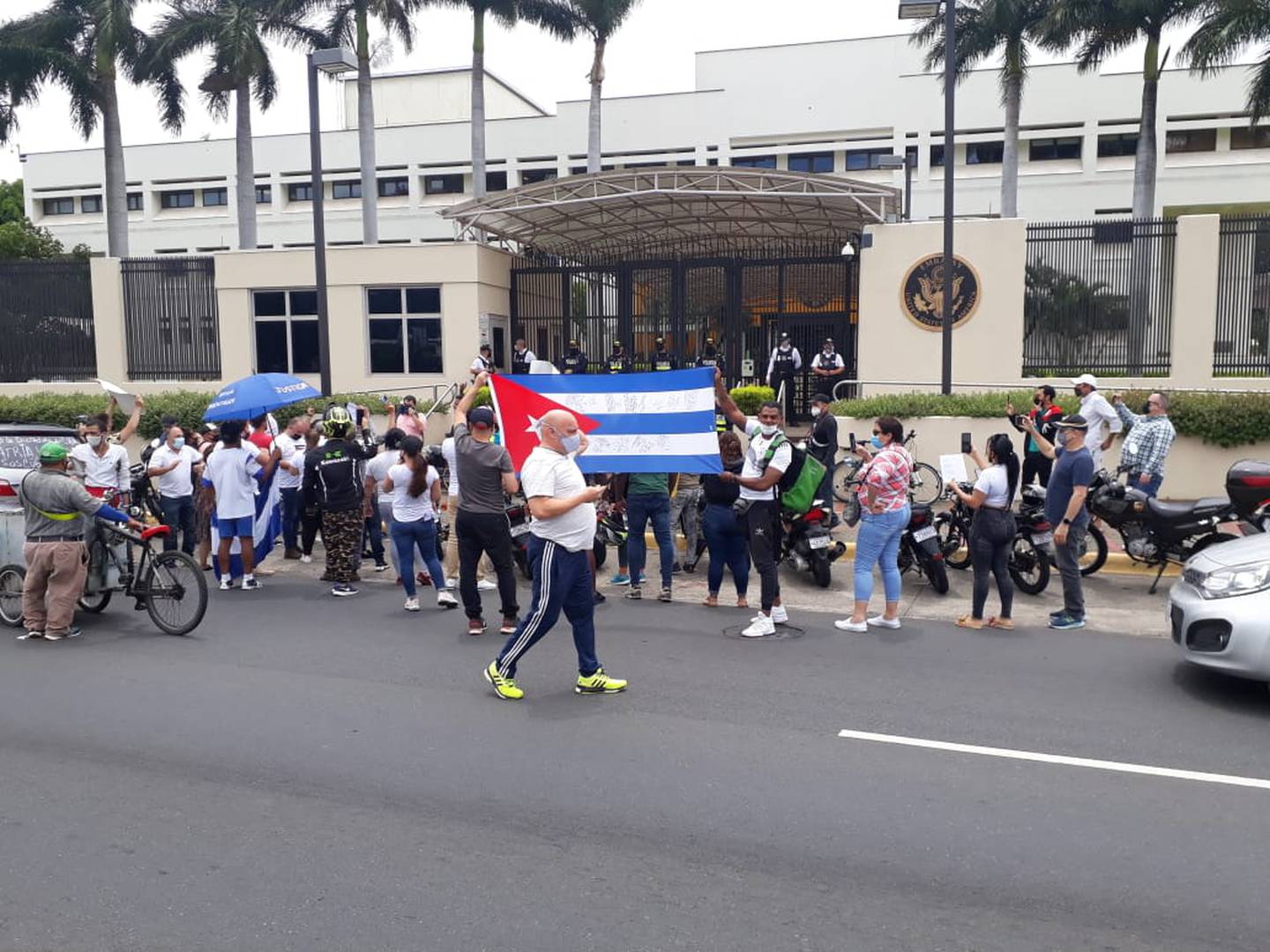 Manifestación pacífica que este 13 de julio organizó la comunidad cubana que vive en Costa Rica en la cual pidieron por un alto a las muertes de sus paisanos en la isla y el fin de la dictadura. En la foto cuando los manifestantes fueron al frente de la embajada Americana