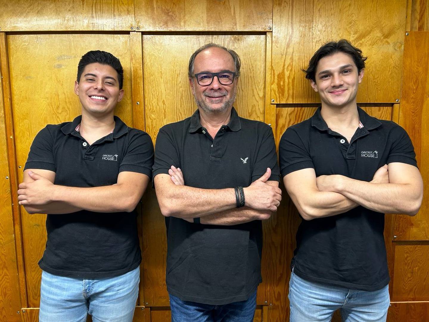 Luis Diego Bolaños, Andrés Muñoz y Alberto Carvajal, son tres ticos que se animaron a emprender en algo tan novedoso que a ellos mismos los sorprendió: barritas a base de polvo de grillos. El emprendimiento se llama “Gricket House”.