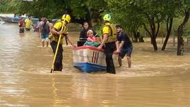 Vídeo: Cuerpo de Bomberos trabaja en el rescate de 15 personas en Ciudad Neily