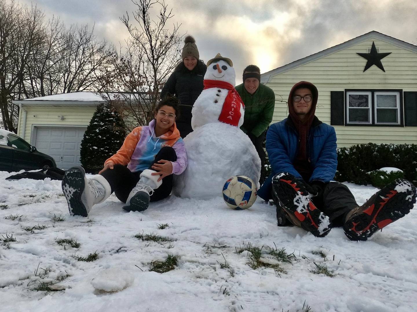 Raquel aprovechó para hacer un muñeco de nieve con sus amigos Gabriela, Fernando y Joel (abajo). Cortesía.