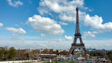 Revelan impresionantes imágenes de la Torre Eiffel alcanzada por rayo