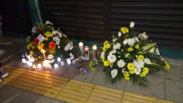 Con velas y Santos amigos de joyero asesinado realizaron vigilia en su honor 