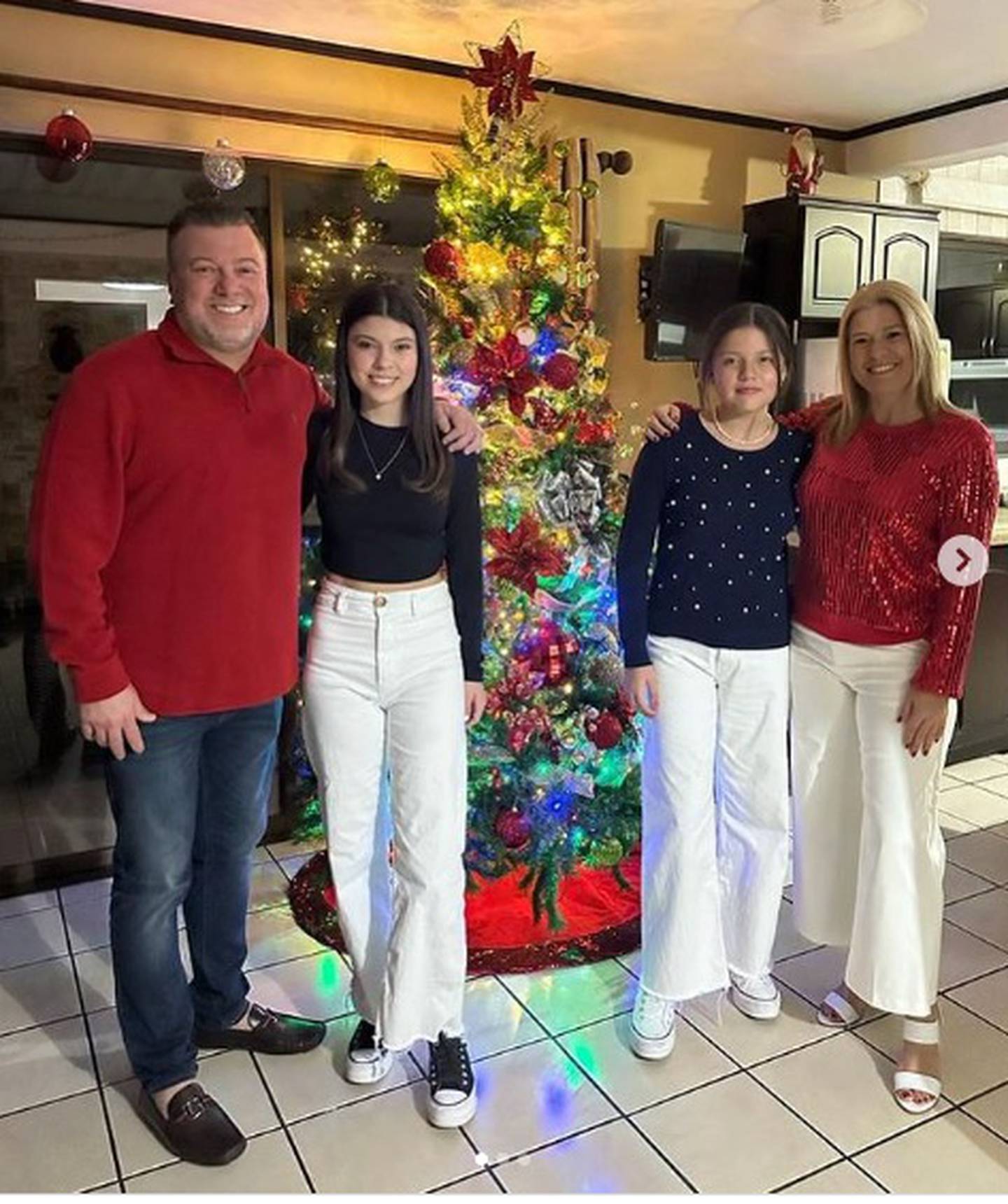 Estas fotos que subió a redes sociales la periodista Fabiola Herra junto a sus hijas y el doctor Rodrigo Marín, realmente hasta huelen a queque