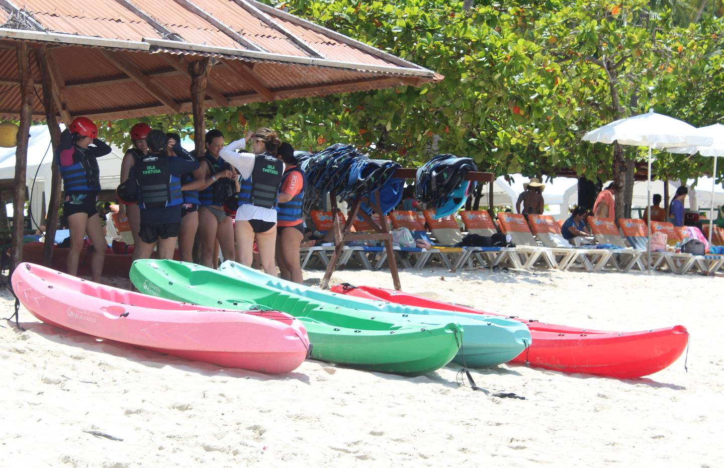 La Isla Tortuga se llena a diario de turistas locales e internacionales.