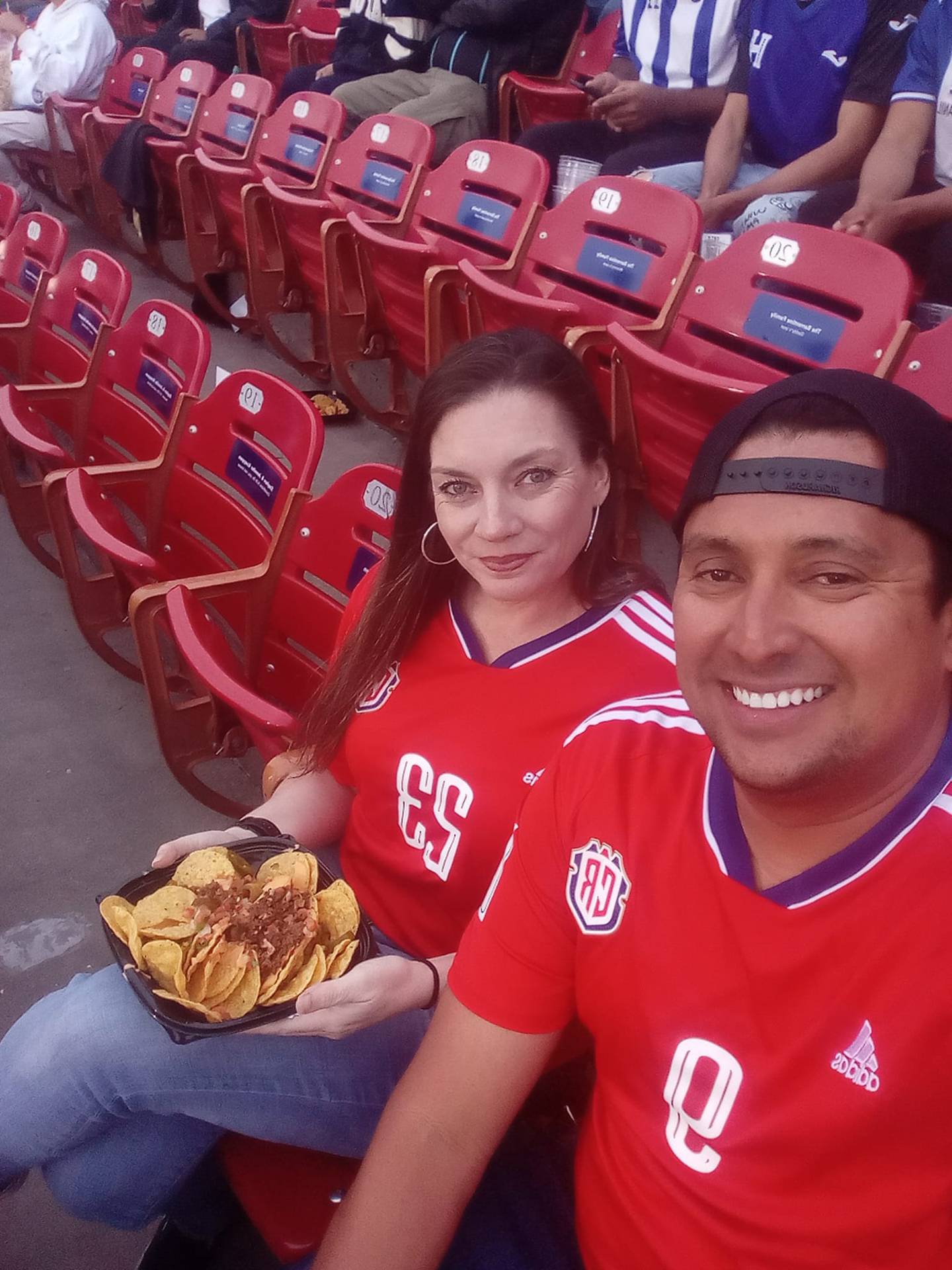 Jonathan Badilla le propuso matrimonio a su novia Kenda el sábado anterior, durante el juego entre Costa Rica y Honduras.