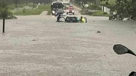 Tres personas quedaron atrapadas en carro durante inundación 