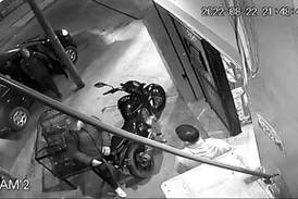 A policía, que andaba de civil, le quisieron robar su moto e hirió a balazos al ladrón