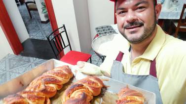 Coronavirus: Sacerdote panadero de San Carlos hornea sabrosuras para ayudarle a los más necesitados