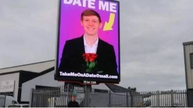Video: Joven se promociona por medio de una valla publicitaria para conseguir novia