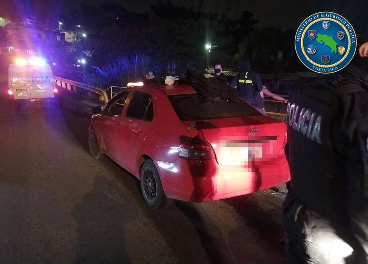 Detienen a cinco sospechosos de asalto que andaban en taxi en Desamparados. Foto MSP.