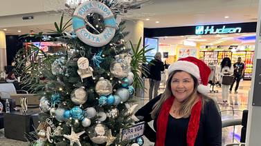 Un árbol de Navidad muy pura vida y playero se impone en el aeropuerto de Atlanta