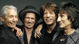 Integrante de la banda The Rolling Stones anuncia su compromiso con su novia 43 años menor 