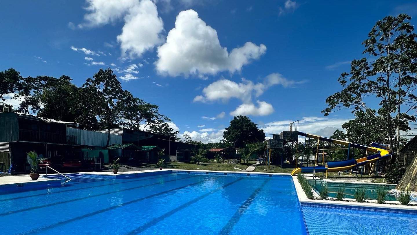 Balneario Aguas Claras se ubica 200 metros sur de Pequeño Mundo, en Guápiles, Limón.