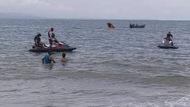 Reanudan búsqueda de turista arrastrado por una ola en Puerto Viejo de Limón 