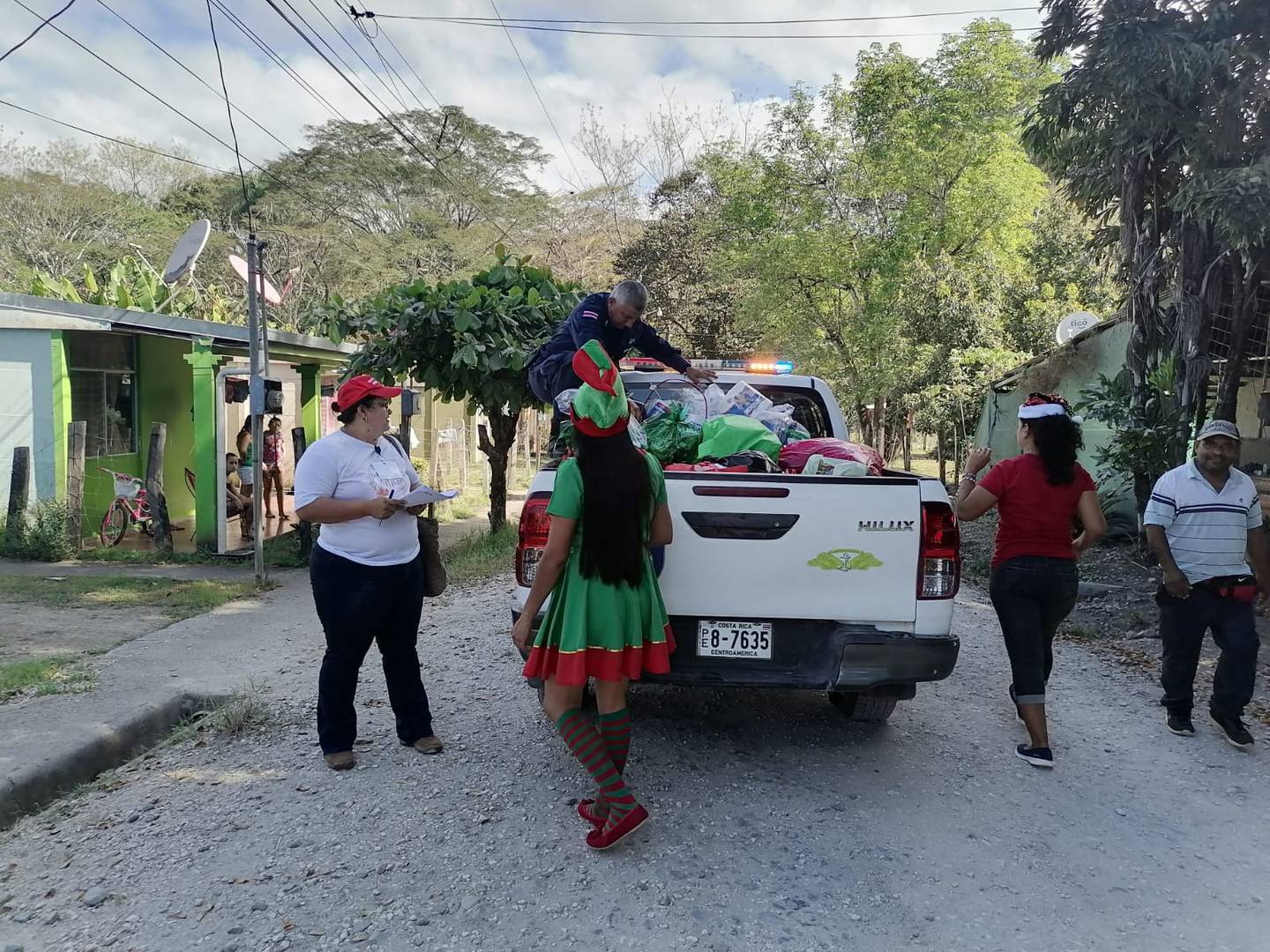 Oficiales llevaron regalos y alegría a comunidades en riesgo social. Foto MSP.