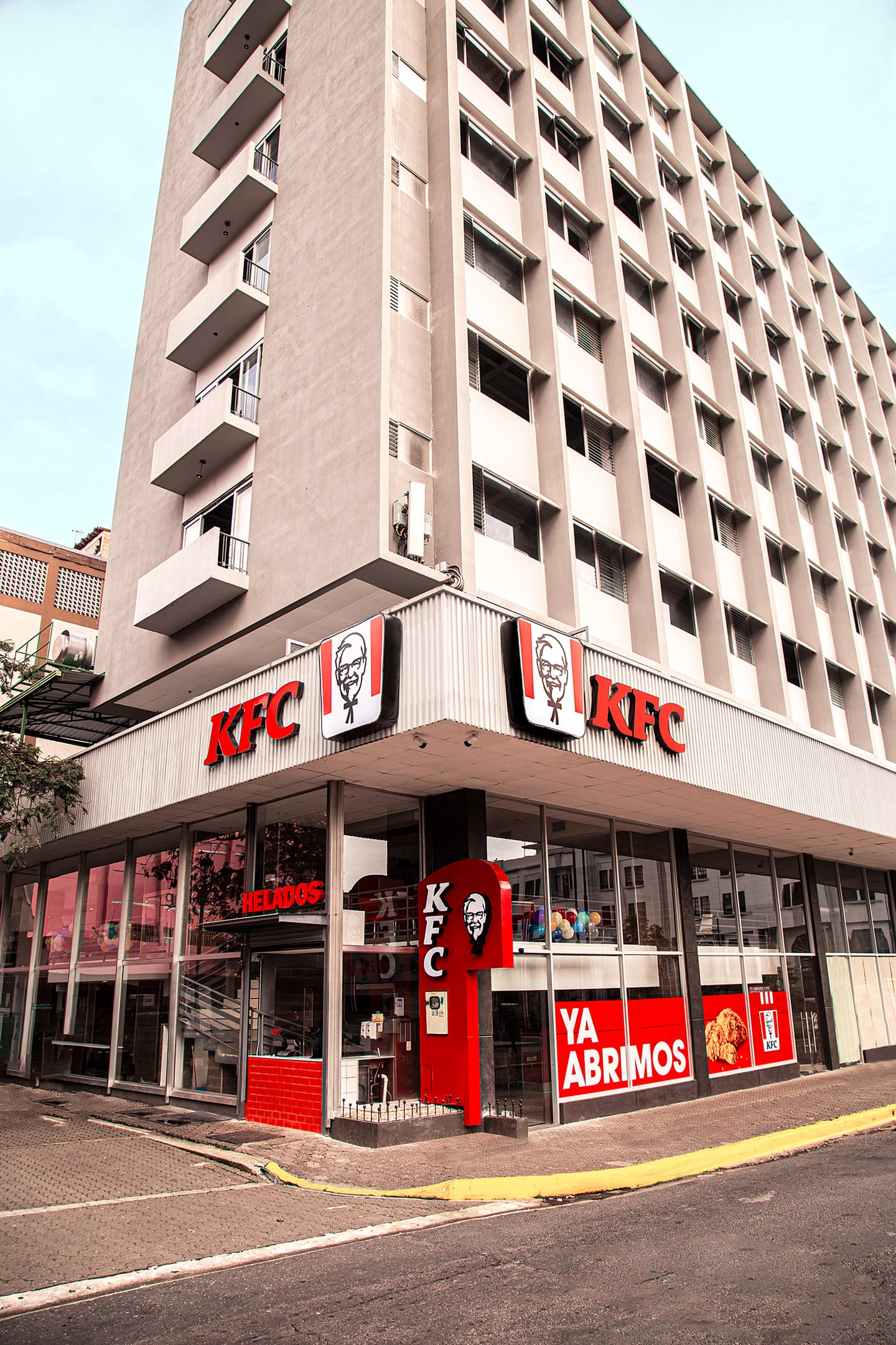 KFC inauguró su restaurante 45 en la esquina que por casi 50 años fue de McDonald's a la par de tiendas La Gloria
