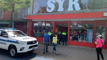 Autoridades verifican estado migratorio de empleados y legalidad de mercadería de Tiendas SYR