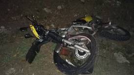 Papá motociclista pierde el control y muere al chocar contra carro 