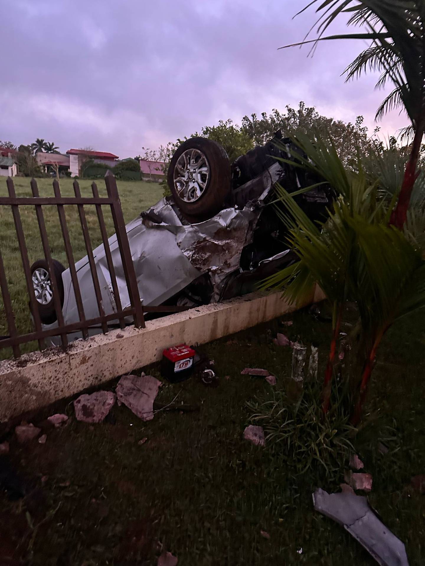 Accidente en San Gerardo de Ciudad Quesada, carro contra casa