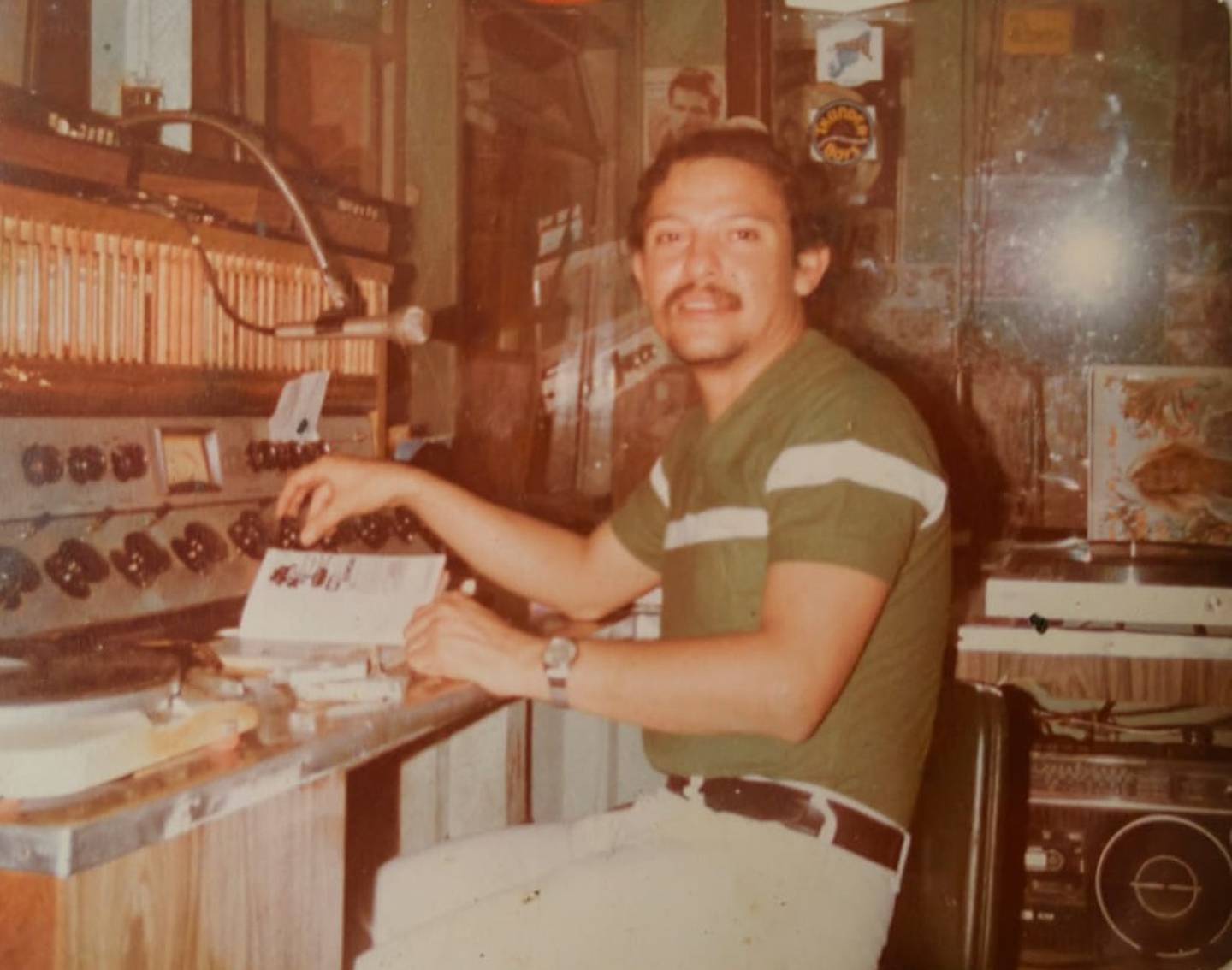 El el barrio Cristo del Rosario, en Managua, el 13 de agosto de 1949, nació Ramón Ernesto Urbina Brizuela, quien a los 10 años se enamoró a primera vista de la radio y terminó casado con ella hasta el día de hoy