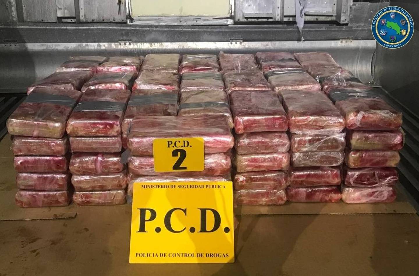 En dos operativos la PCD decomisa 220 paquetes de cocaína escondidos en dos contenedores en Moín. Foto MSP.