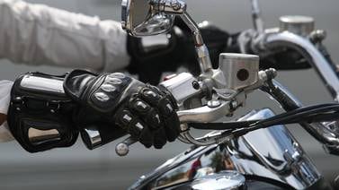 Proyecto de ley promueve multar a motociclistas que anden sin guantes, tobilleras, coderas y rodilleras