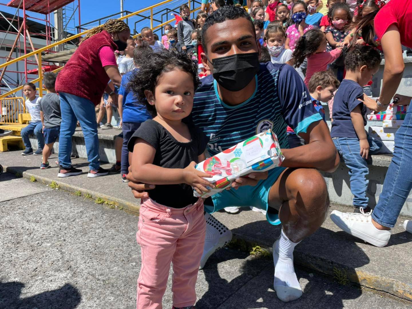 Guadalupe FC dio regalos a niños