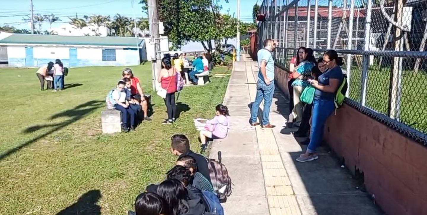 Este viernes 22 de setiembre varios papás tomaron la decisión de cerrar los portones de la Escuela San Francisco en San Isidro de Heredia para no permitir que se impartieran lecciones.
