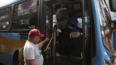 Empresa de buses se negó a cambiarle tiquete de bus a viejita ¿Es eso legal?