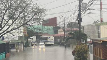 Vecinos de Desamparados preocupados por las constantes inundaciones en el cantón