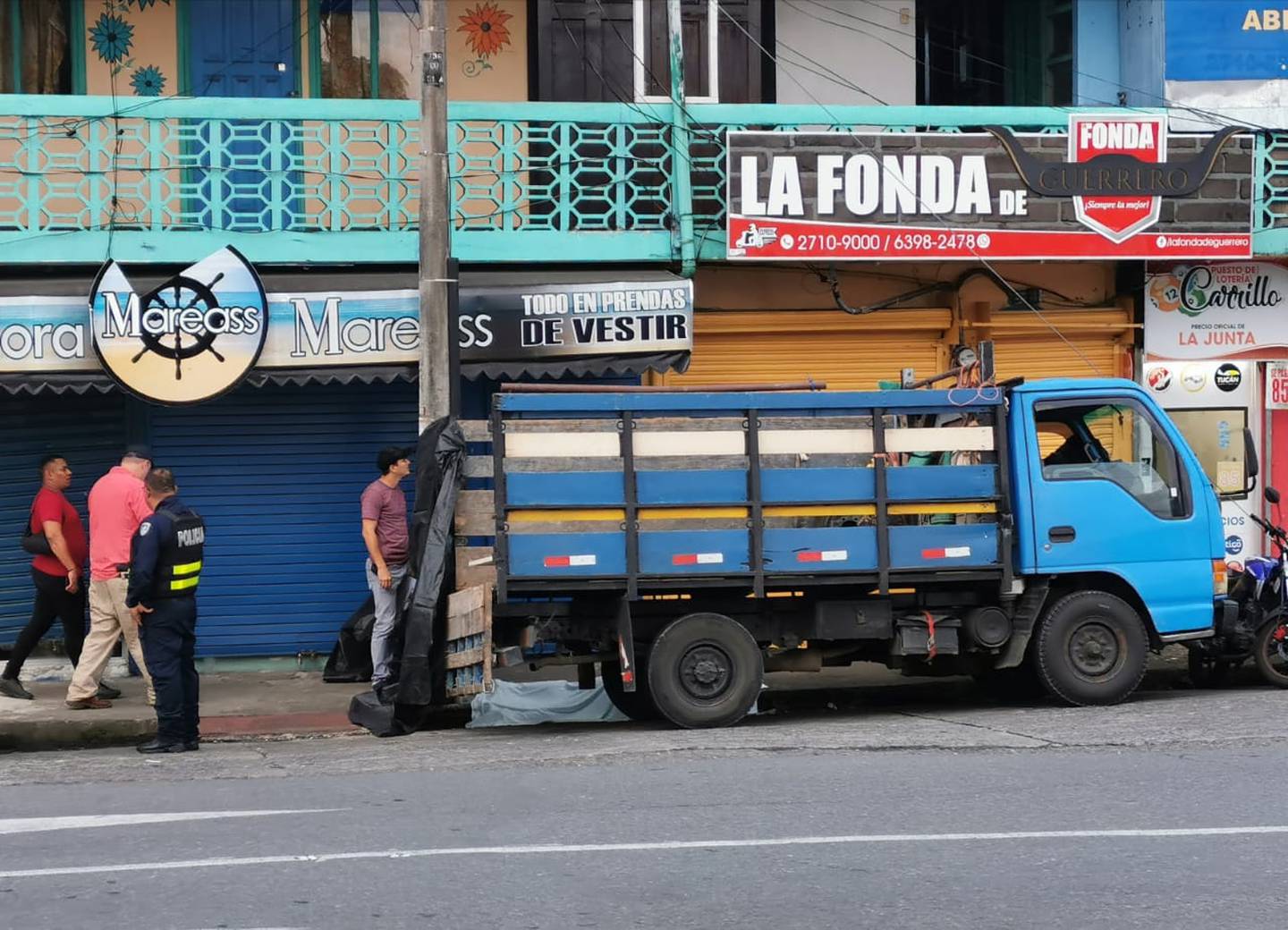 Gatillero asesina a hombre afuera de tienda de ropa en Guápiles centro. Foto Reyner Montero.