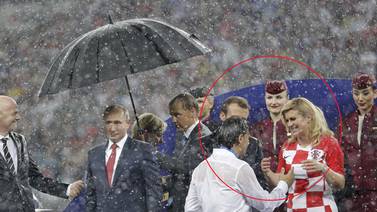 ¡La cortesía, pásala!: Putin terminó seco mientras la presidenta de Croacia se empapó en la final de Rusia 2018
