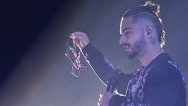 Maluma busca a dueña de hilo que le lanzaron durante un concierto