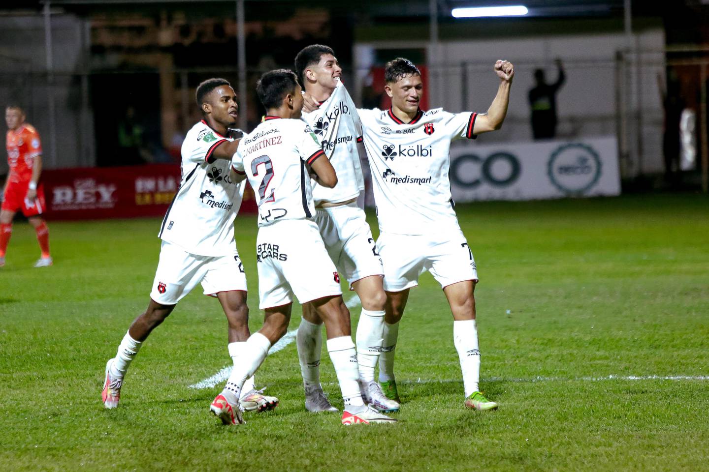 Esteban Cruz anotó su primer gol en primera división con ALajuelense. Foto: Prensa LDA