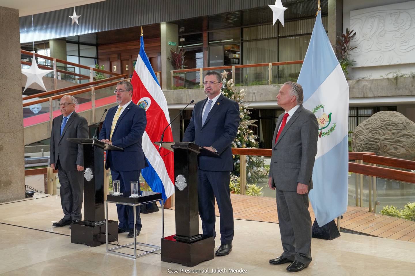 El presidente Rodrigo Chaves, recibió al mandatario electo de Guatemala, Bernardo Arévalo, en Casa Presidencial, para una breve reunión bilateral. Foto Julieth Méndez/Presidencia