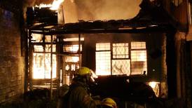 Fuego destruye casa abandonada y daña apartamento y cuartería en Plaza González Víquez
