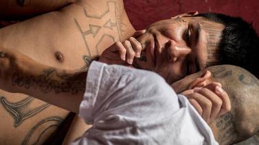 Documental retrata la vida de dos pandilleros gais que están presos y enamorados 