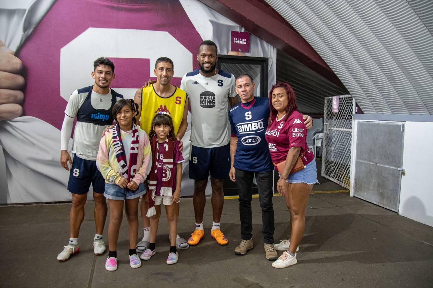 Alondra Quirós es una niña de 9 años que cumplió un sueño: ir al estadio y conocer a los jugadores del Saprissa. Prensa Saprissa.