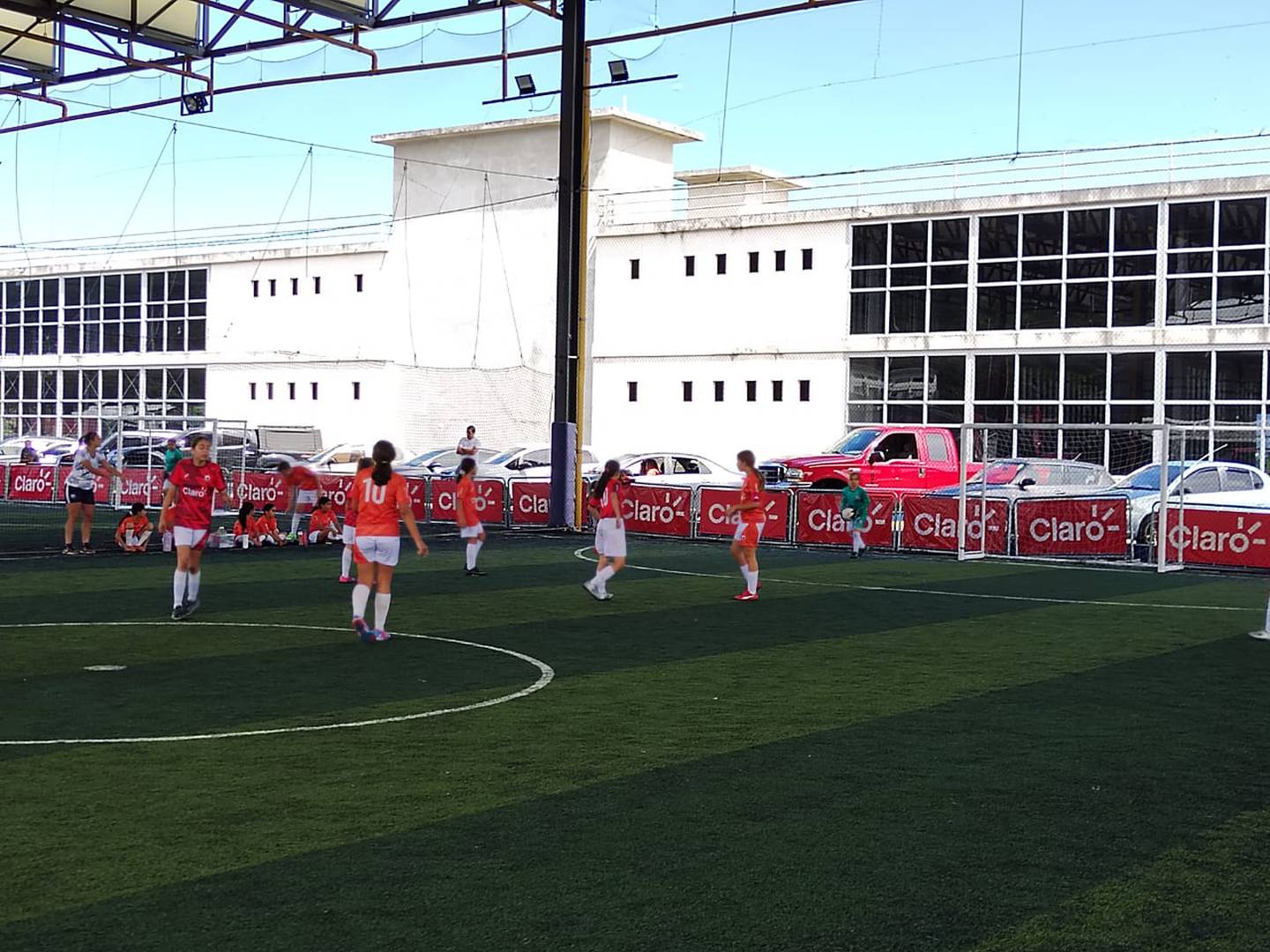 El equipo femenino de Grecia (rojo) enfrentó a Santa Ana FF en los octavos de final de la Super Liga Claro.