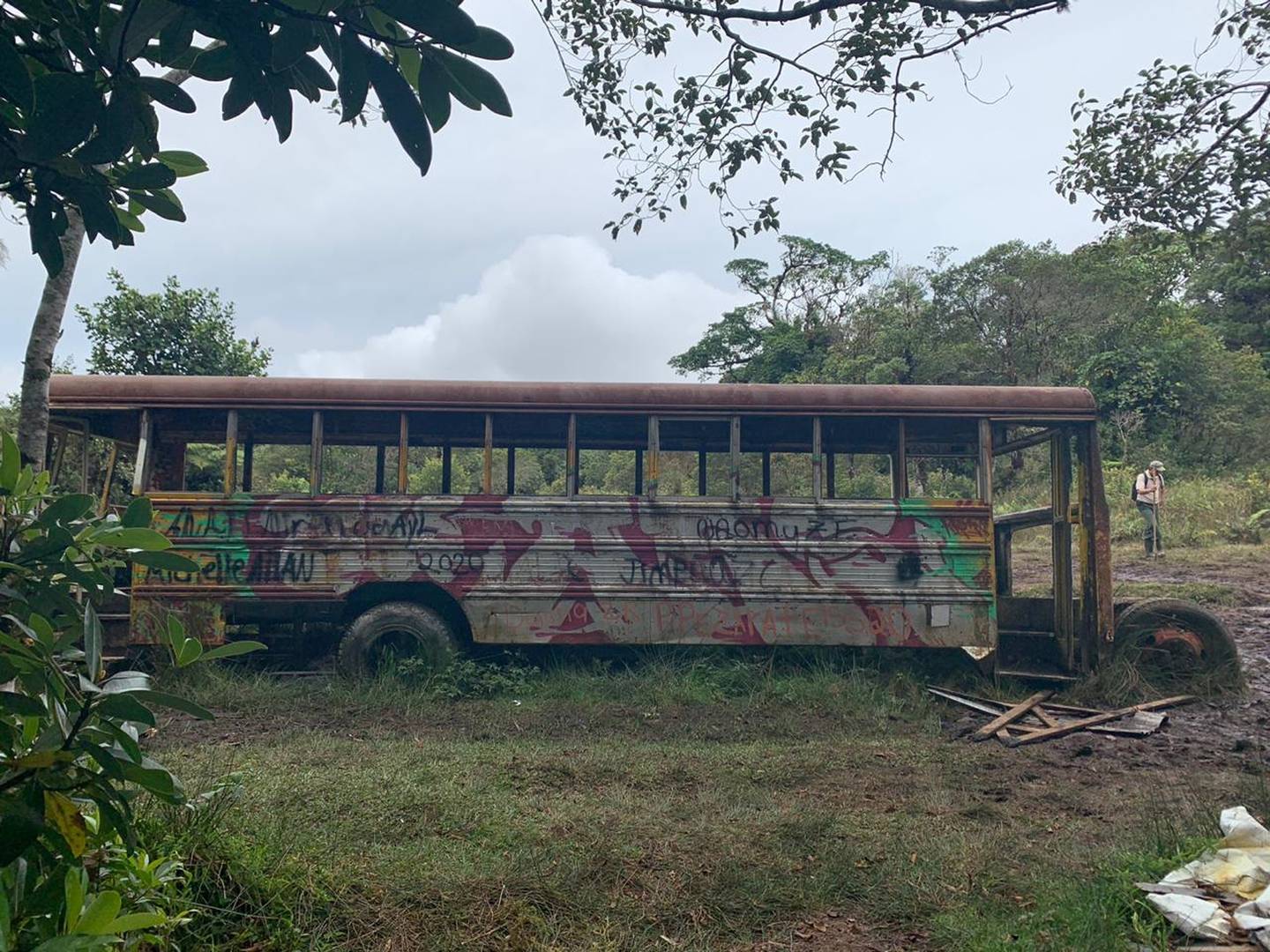 Sinac ordena sacar del parque nacional Braulio Carrillo autobús abandonado. Foto Sinac.