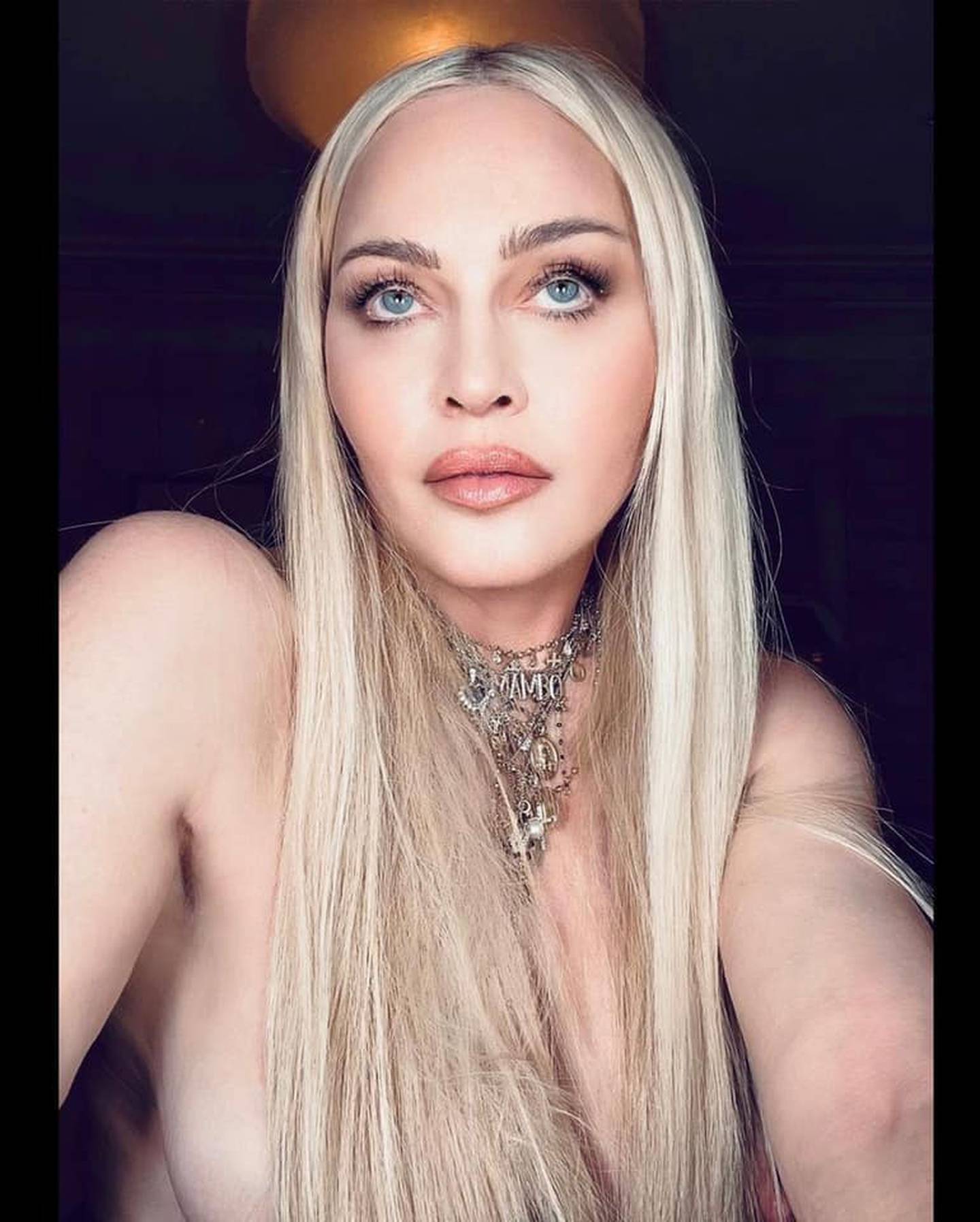 Louise Veronica Ciccone, mejor conocida por el mundo entero como Madonna, ha decidido desnudarse en dos fotografías este Viernes Santo.