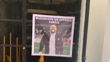 El Team recuerda al periodista Alejandro Oviedo con una foto en la entrada del camerino