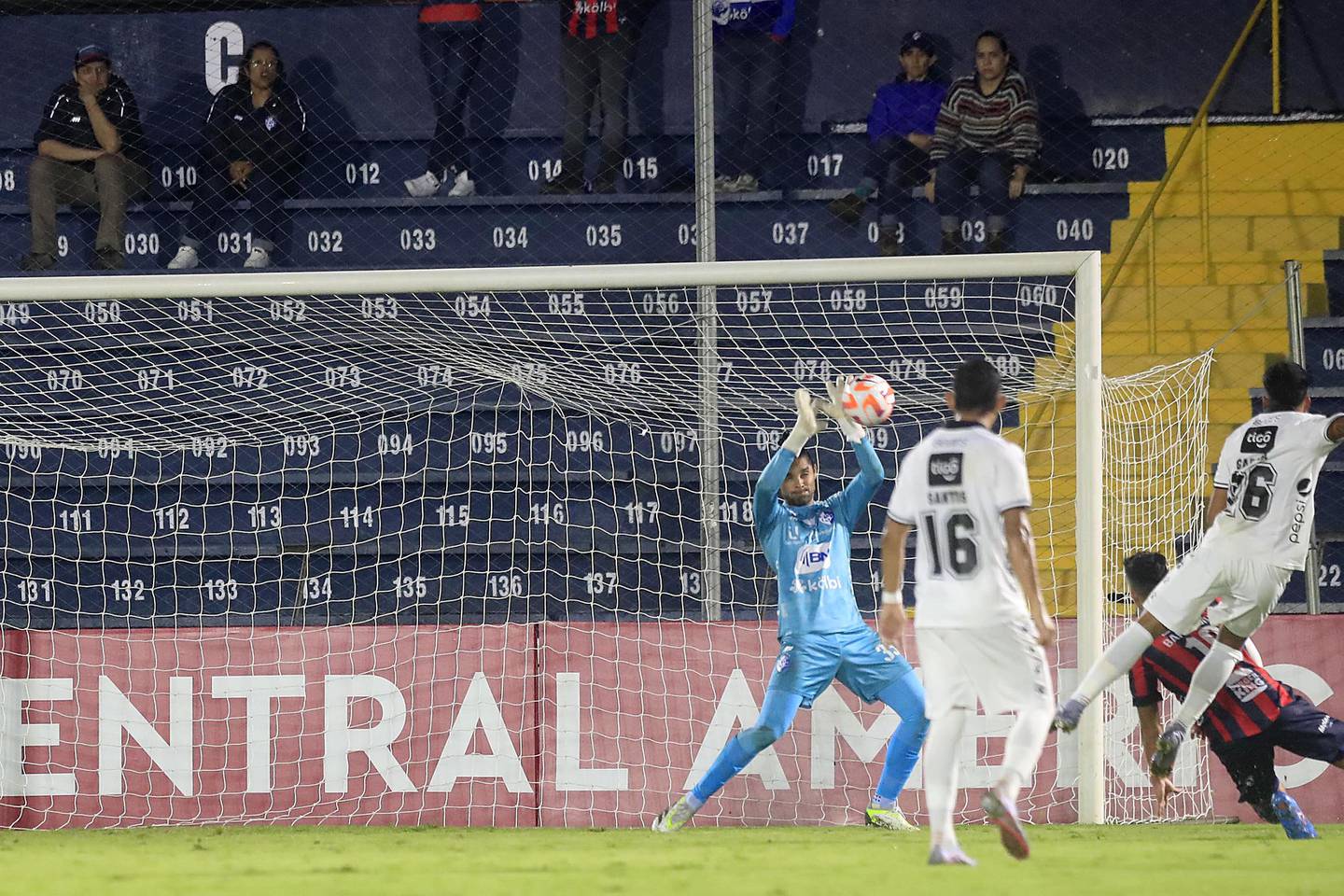 04/10/2023    Estadio Fello Meza, Cartago. El Club Sport Cartaginés recibió a Comunicaciones, de Guatemala, en partido de ida por repechaje de la Copa Centroamericana de CONCACAF.