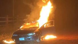 Vecinos atrapan a sospechoso de robar cable y su carro termina consumido por las llamas 