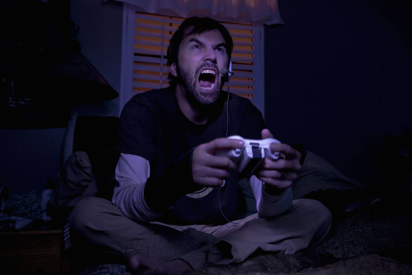 A más de uno se le pasa la mano con los insultos mientras juega videojuegos. Foto: Esquire.