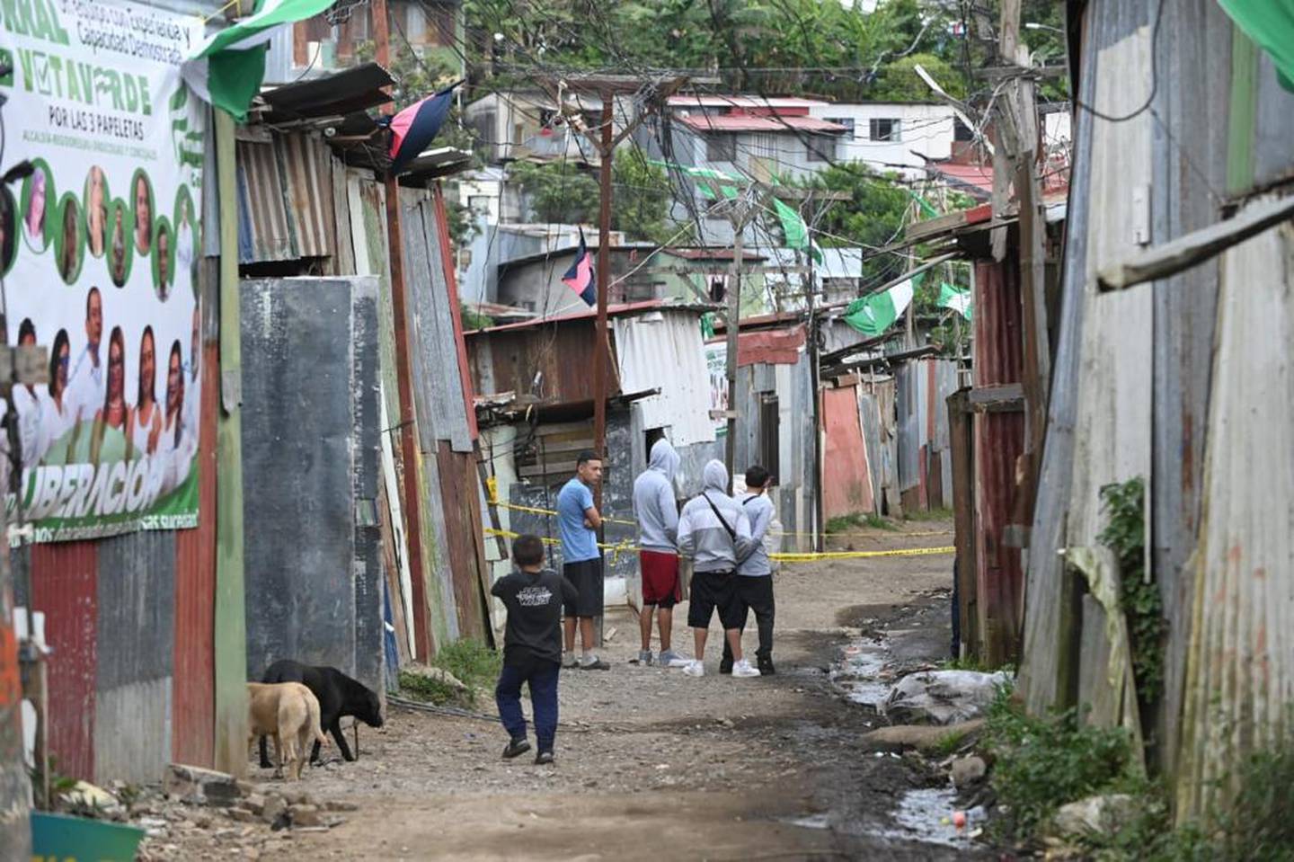 El lugar donde ocurrió el crimen múltiple queda entre los distritos de Purral e Ipís de Goicoechea. En esa barriada las casas tienen banderas y vallas de cara a las elecciones del 4 de febrero. Foto: Albert Marín.
