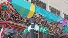 Artistas ticas pintan el San José de ayer y hoy en un solo edificio