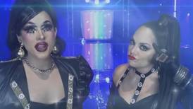 Seguidores critican a cantante Tatiana por salir en video con una drag queen 