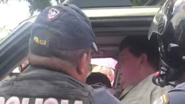 San Carlos: se lleva a manifestante en la tapa del carro a lo largo de 175 metros